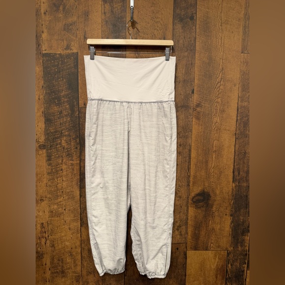Lululemon Om Pant
Commuter Denim White / Fossil / White size 8 - Picture 2 of 7